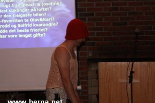 Denne dyrepasseren går aldri lei, i anledningen med nye helsetrøye