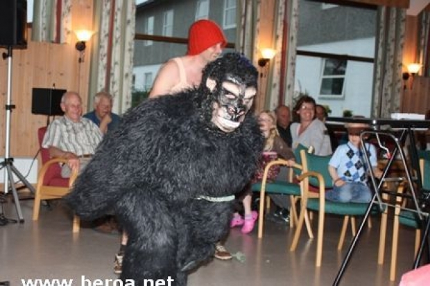 Hvem skjuler seg bak drakten i år?