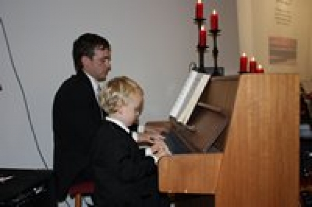 Det ble spilt firhendig til allsangene
i år av Alfred og Torgeir