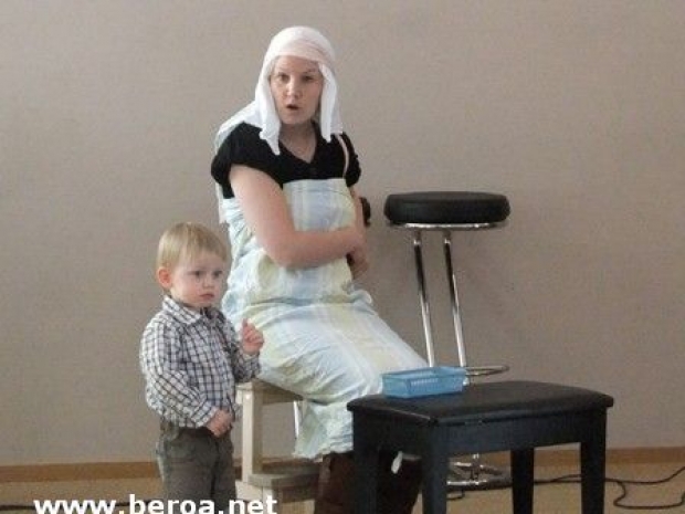 Anne Tomine og Elias i rollespill på søndagskolen