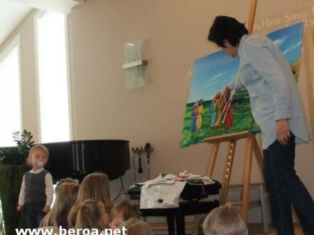 Aud Shirley forteller om tolleren Sakkeus på søndagskolen