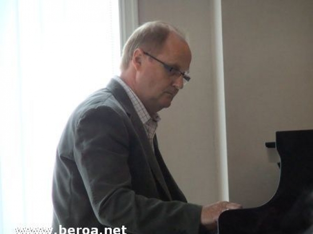 Marton Knutsen spiller piano og lager også en del av sangene til Sevlandsjentene